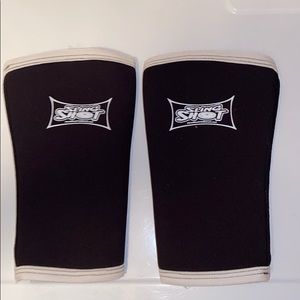 Slingshot knee sleeves